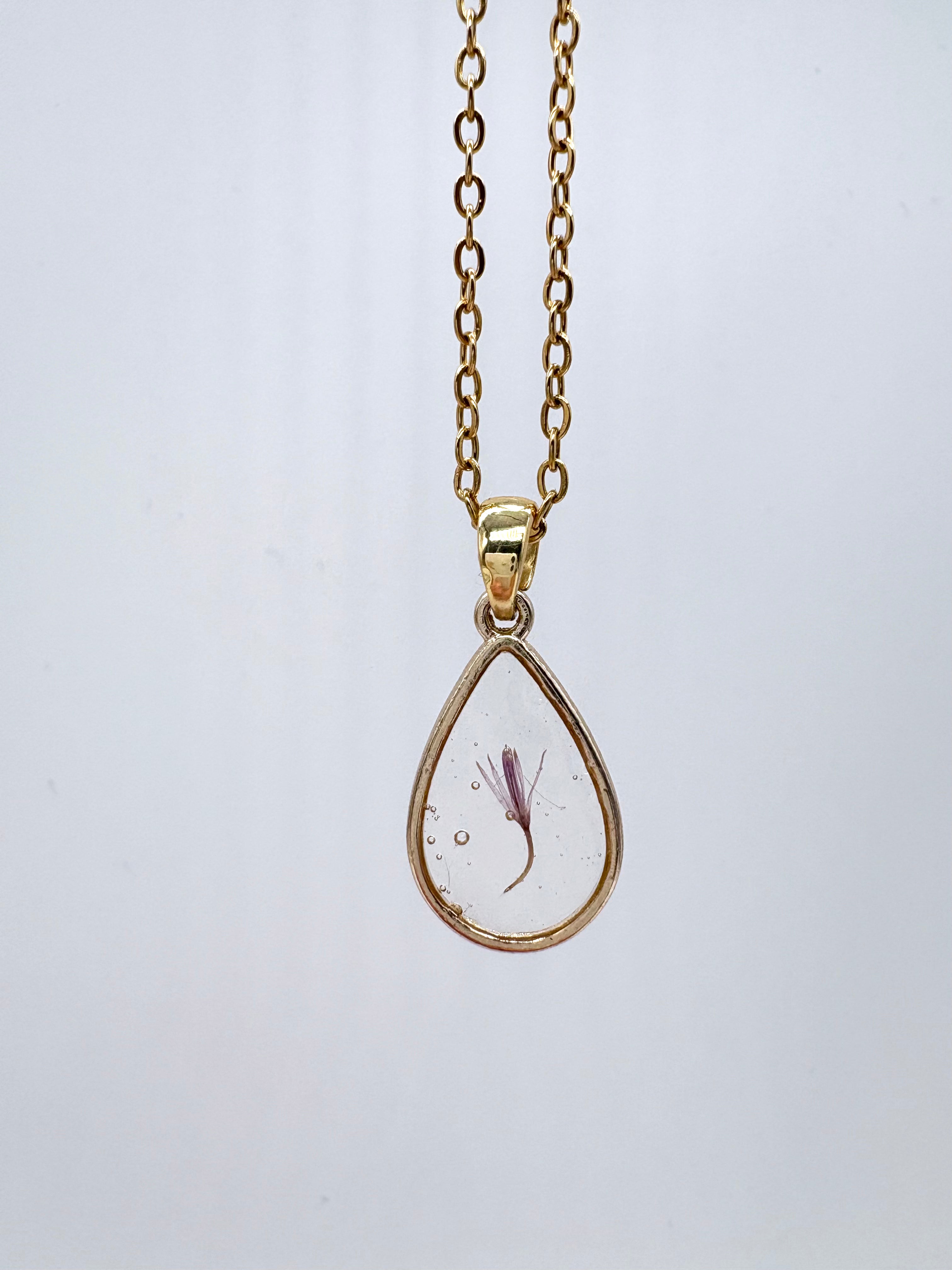 Goldkette mit Milchdistel in Augenform, Detail, filigranes Design mit Blumenanhänger2

