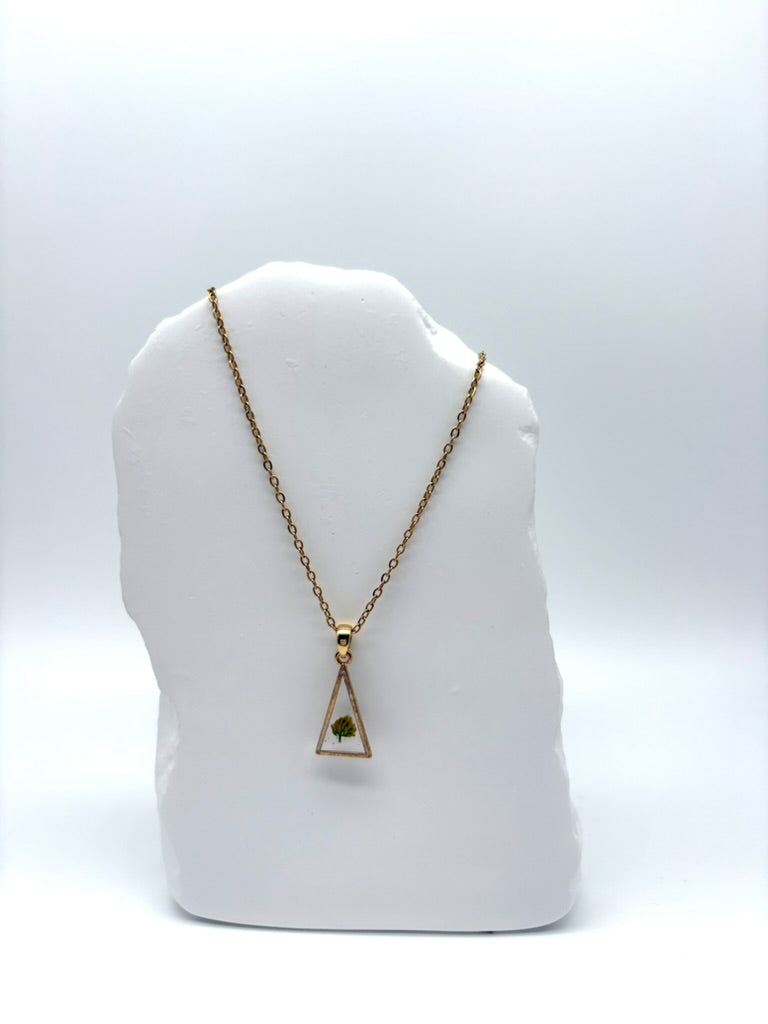 goldkette-blume-hopfenklee-etwaswertvollesschenken-dreieckform-nahaufnahme