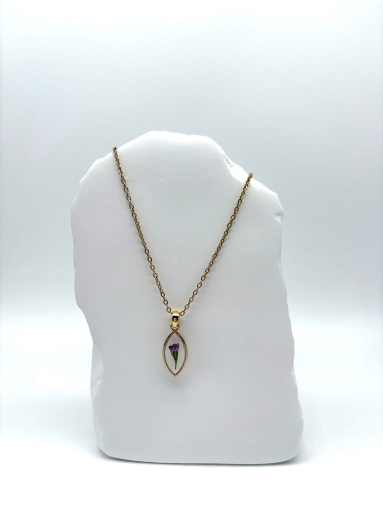 Goldkette mit Acker-Gipskraut in Augenform, getragen, filigranes Design mit Blumenanhänger 
