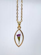 Goldkette mit Acker-Gipskraut in Augenform, Detail, filigranes Design mit Blumenanhänger 
