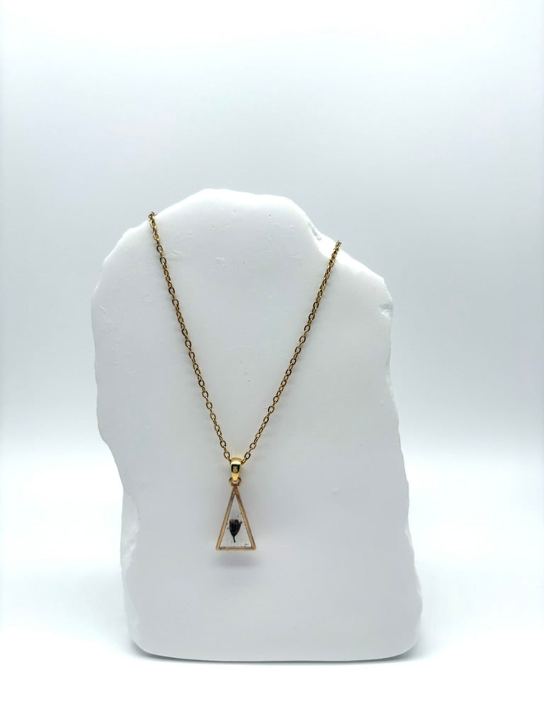Goldkette mit Breitblättrige Lavendel  in Augenform, getragen, filigranes Design mit Blumenanhänger 
