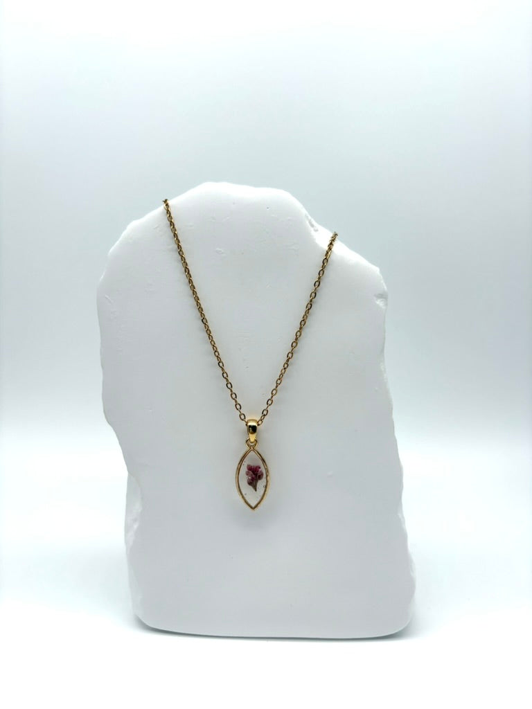 Goldkette mit Dampfer Knöterich in Augenform, getragen, filigranes Design mit Blumenanhänger 
