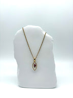 Goldkette mit Dampfer Knöterich in Augenform, getragen, filigranes Design mit Blumenanhänger 
