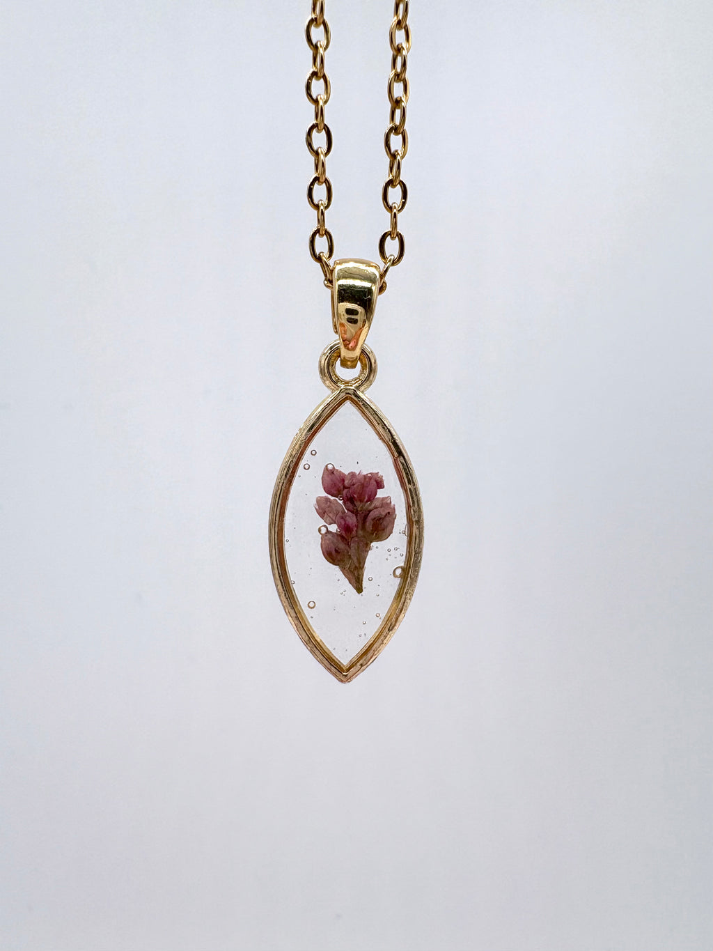 Goldkette mit Dampfer Knöterich in Augenform, Detail, filigranes Design mit Blumenanhänger 

