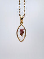 Goldkette mit Dampfer Knöterich in Augenform, Detail, filigranes Design mit Blumenanhänger 
