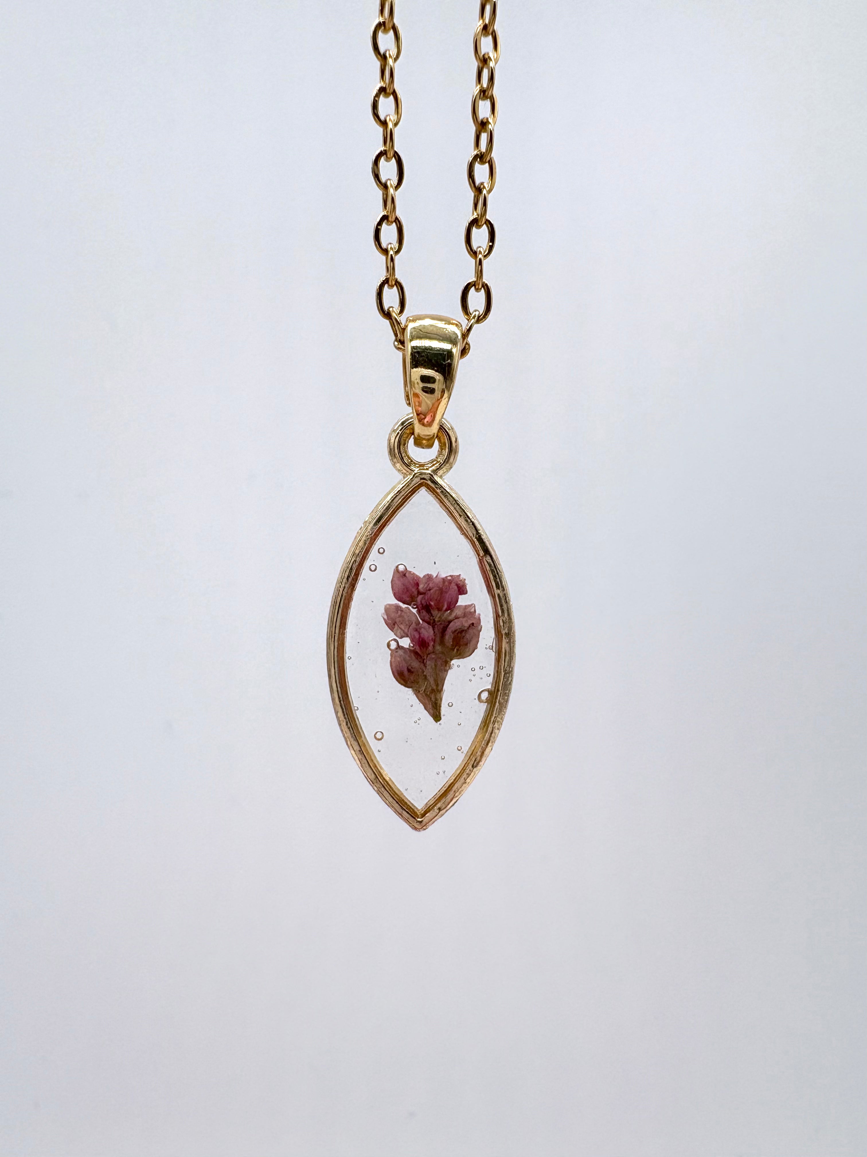 Goldkette mit Dampfer Knöterich in Augenform, Detail, filigranes Design mit Blumenanhänger 

