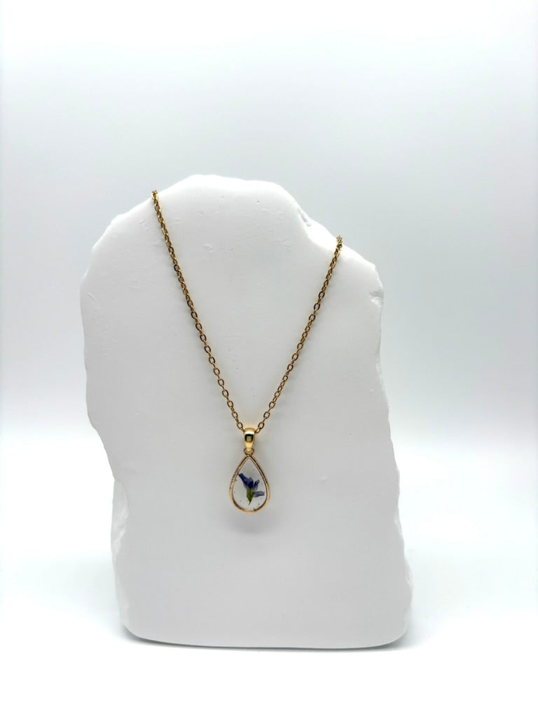 Goldkette mit Echte Luzerne in Augenform, getragen, filigranes Design mit Blumenanhänger 
