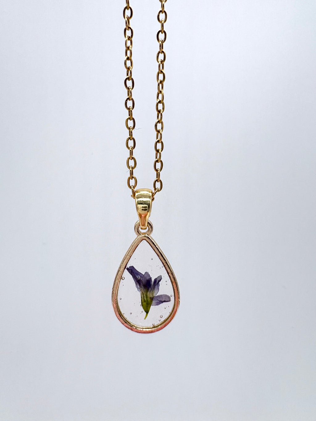 Goldkette mit Echte Luzerne in Augenform, Detail, filigranes Design mit Blumenanhänger 
