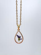 Goldkette mit Echte Luzerne in Augenform, Detail, filigranes Design mit Blumenanhänger 
