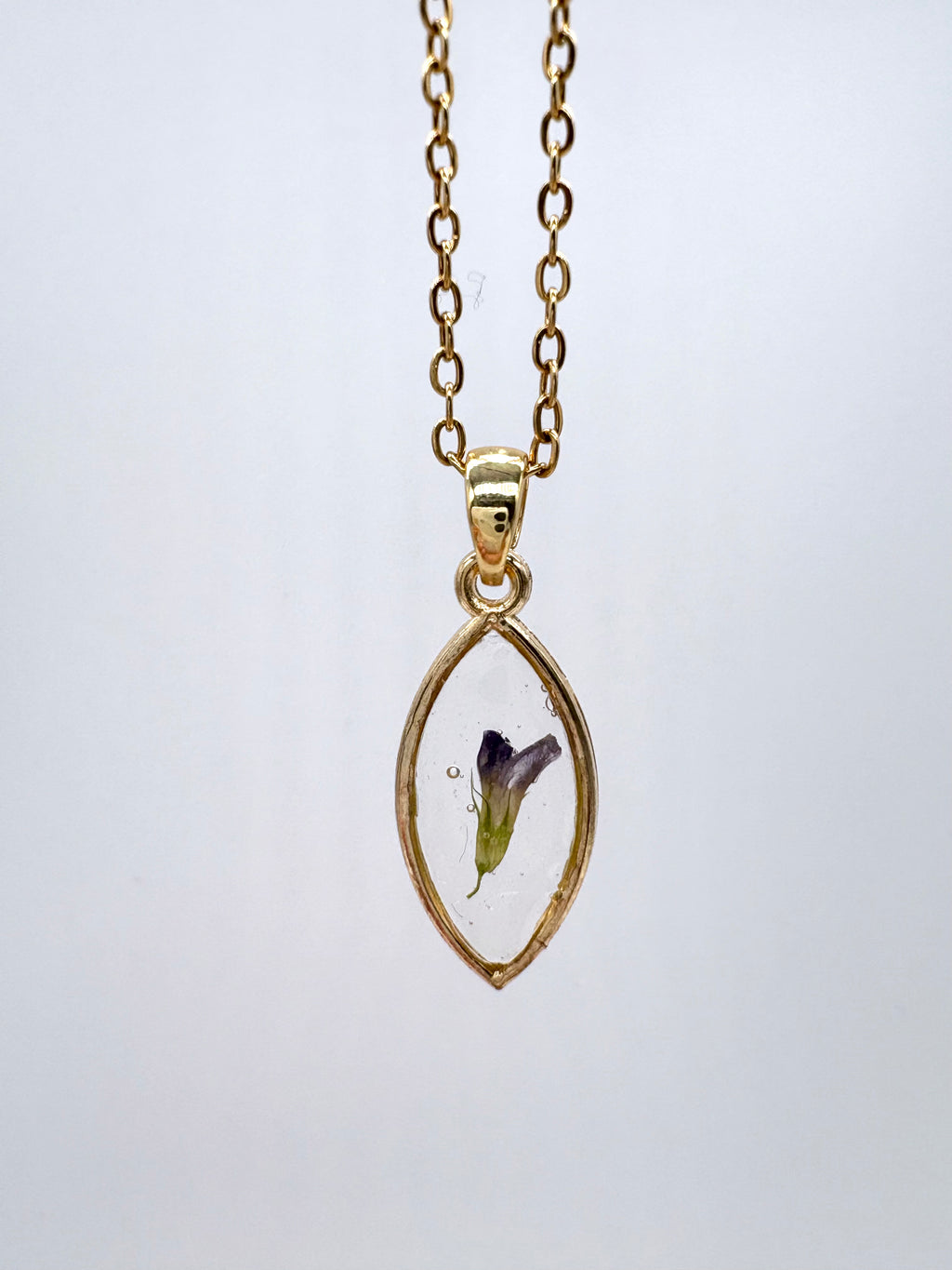 Goldkette mit Echte Luzerne in Augenform, Detail, filigranes Design mit Blumenanhänger 
