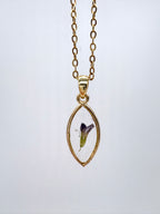 Goldkette mit Echte Luzerne in Augenform, Detail, filigranes Design mit Blumenanhänger 
