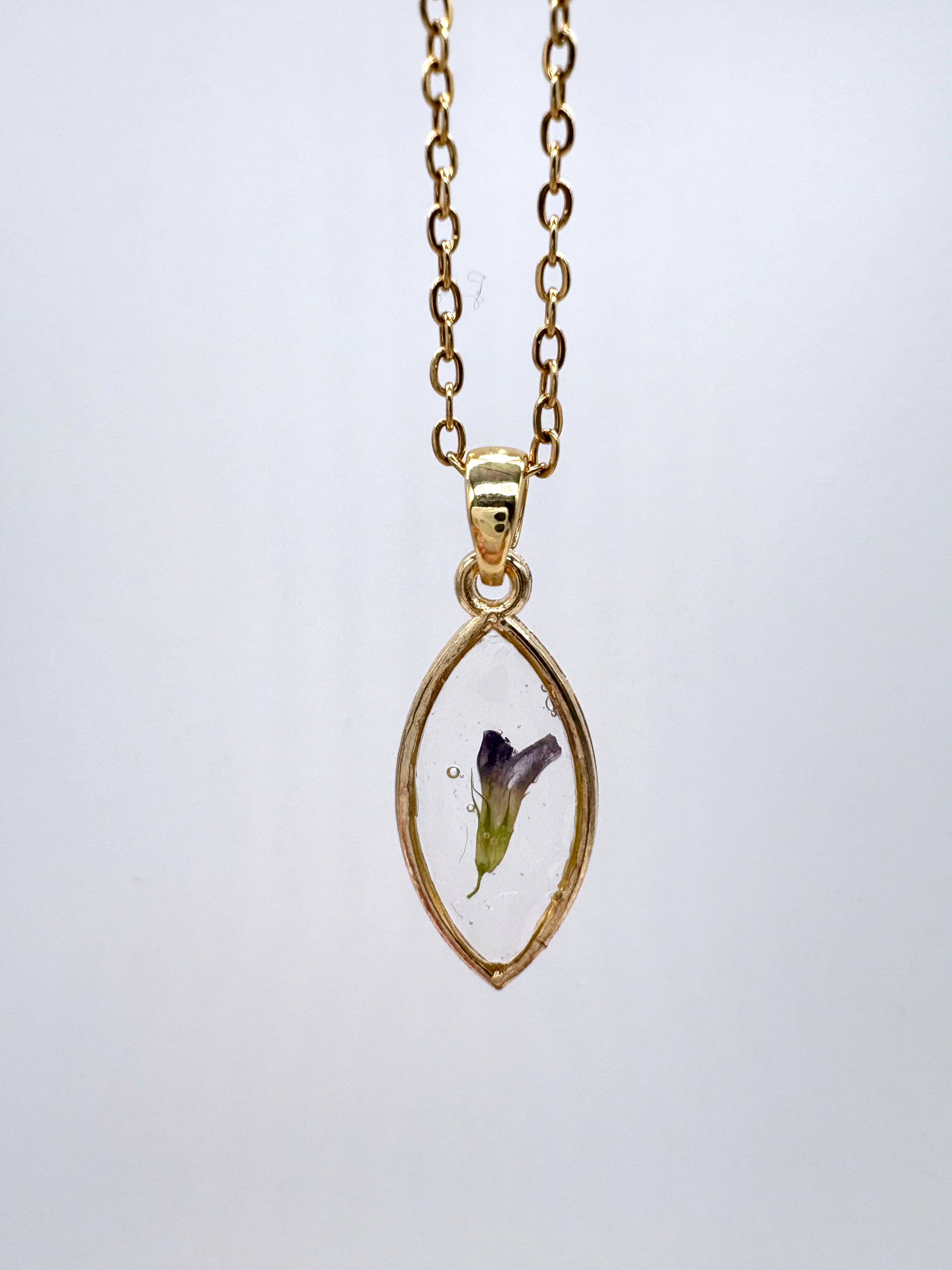Goldkette mit Echte Luzerne in Augenform, Detail, filigranes Design mit Blumenanhänger 
