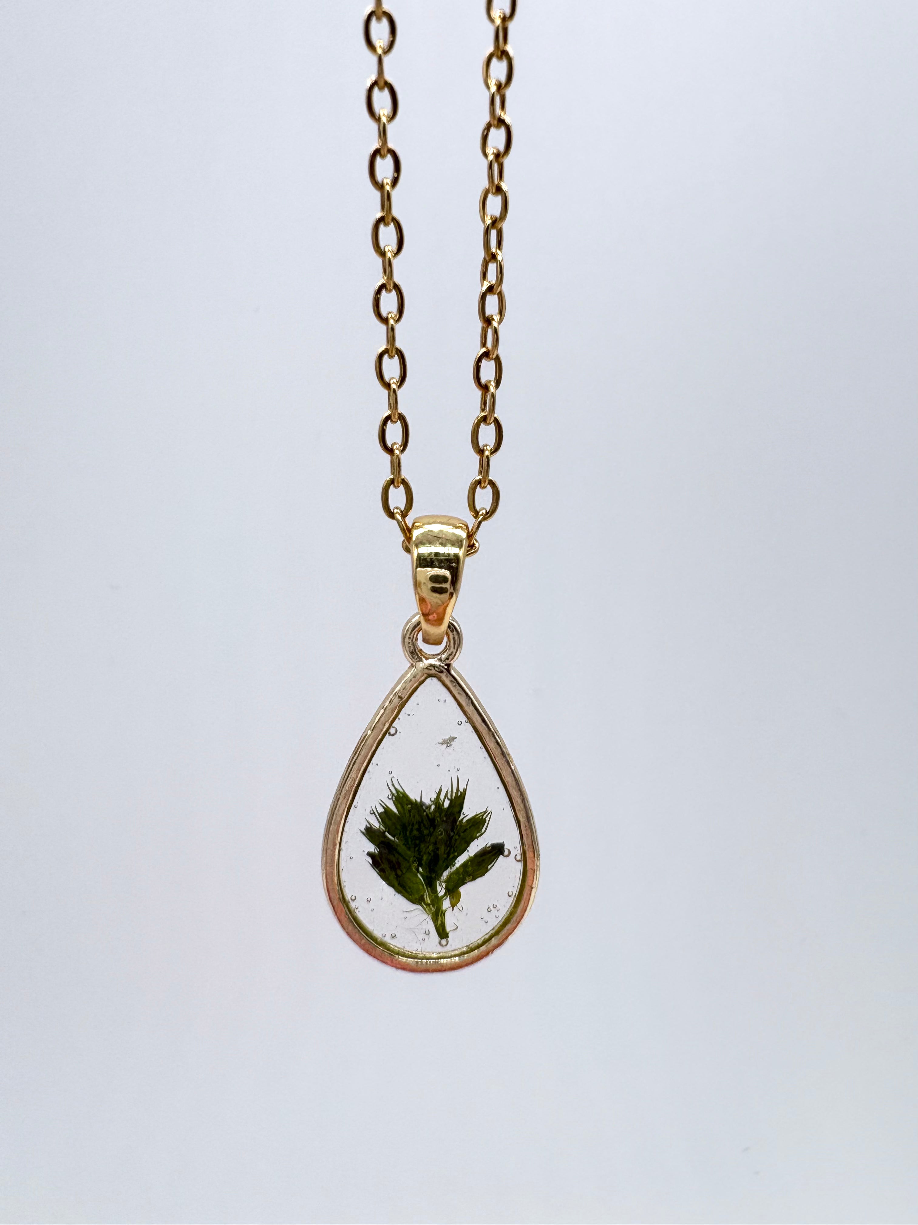 Goldkette mit Echte Luzerne3 in Augenform, Detail, filigranes Design mit Blumenanhänger 
