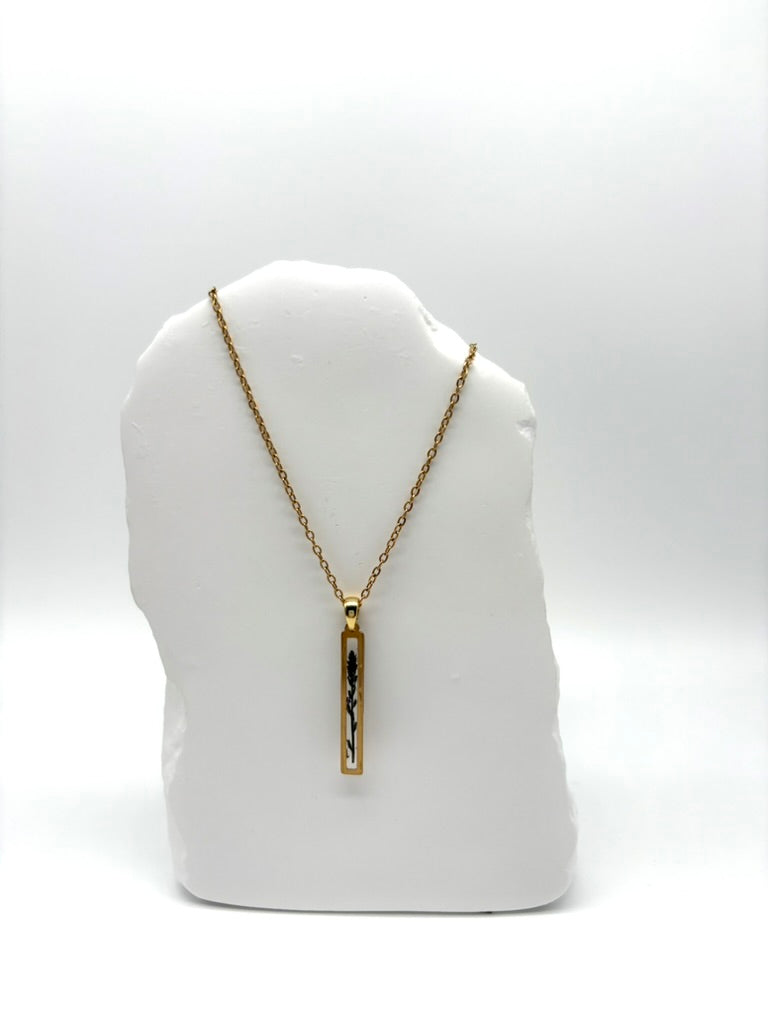 Goldkette mit Echtes Eisenkraut in Augenform, getragen, filigranes Design mit Blumenanhänger 
