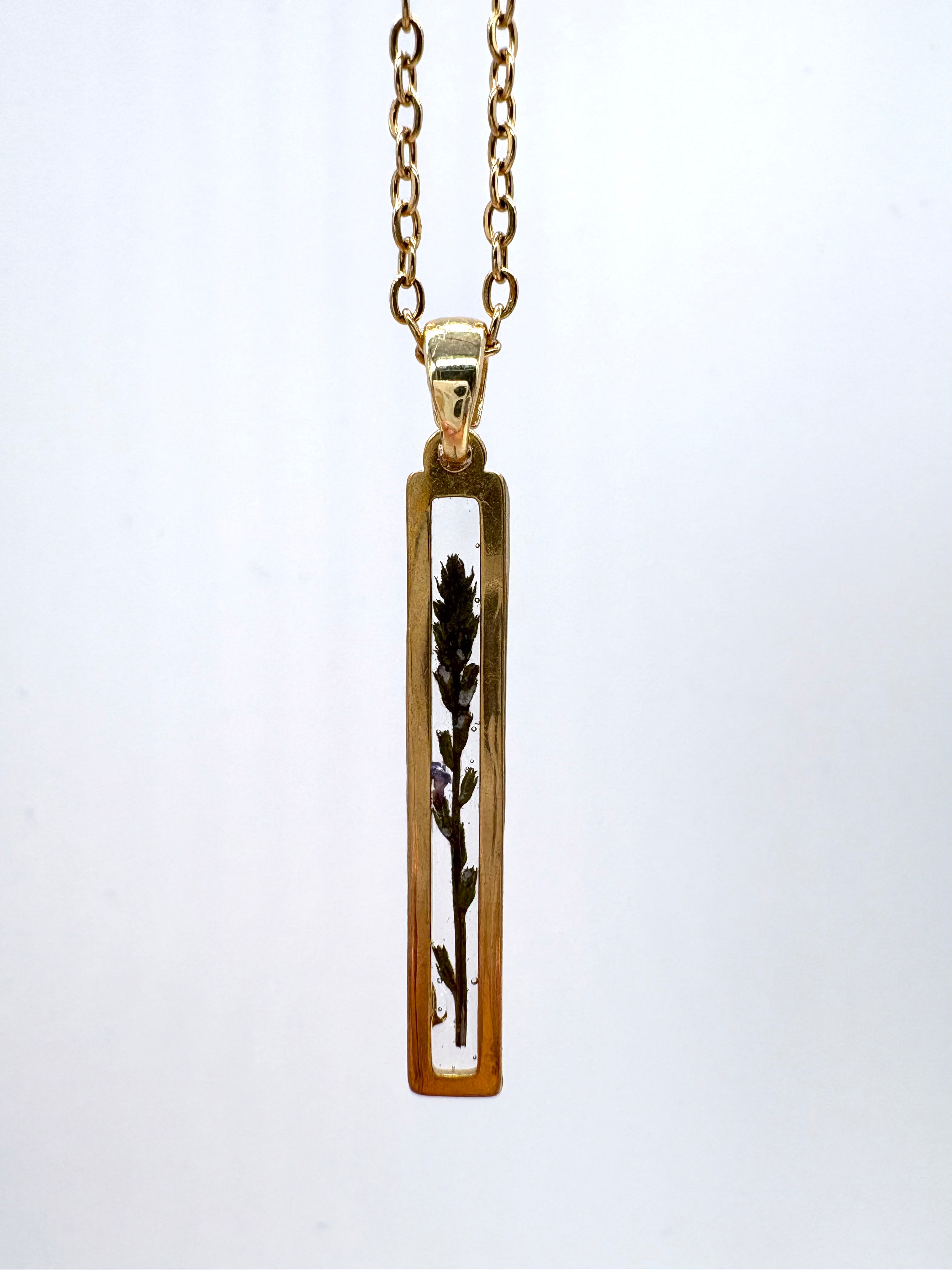 Goldkette mit Echtes Eisenkraut in Augenform, Detail, filigranes Design mit Blumenanhänger 
