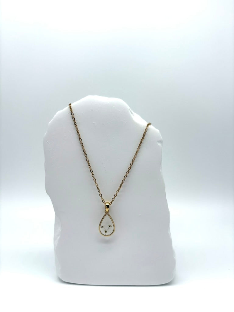 Goldkette mit Echtes Sumpflabkraut in Augenform, getragen, filigranes Design mit Blumenanhänger 
