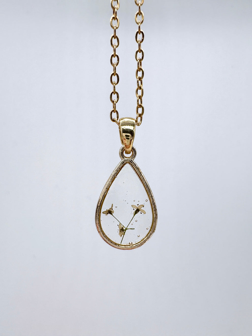 Goldkette mit Echtes Sumpflabkraut in Augenform, Detail, filigranes Design mit Blumenanhänger 
