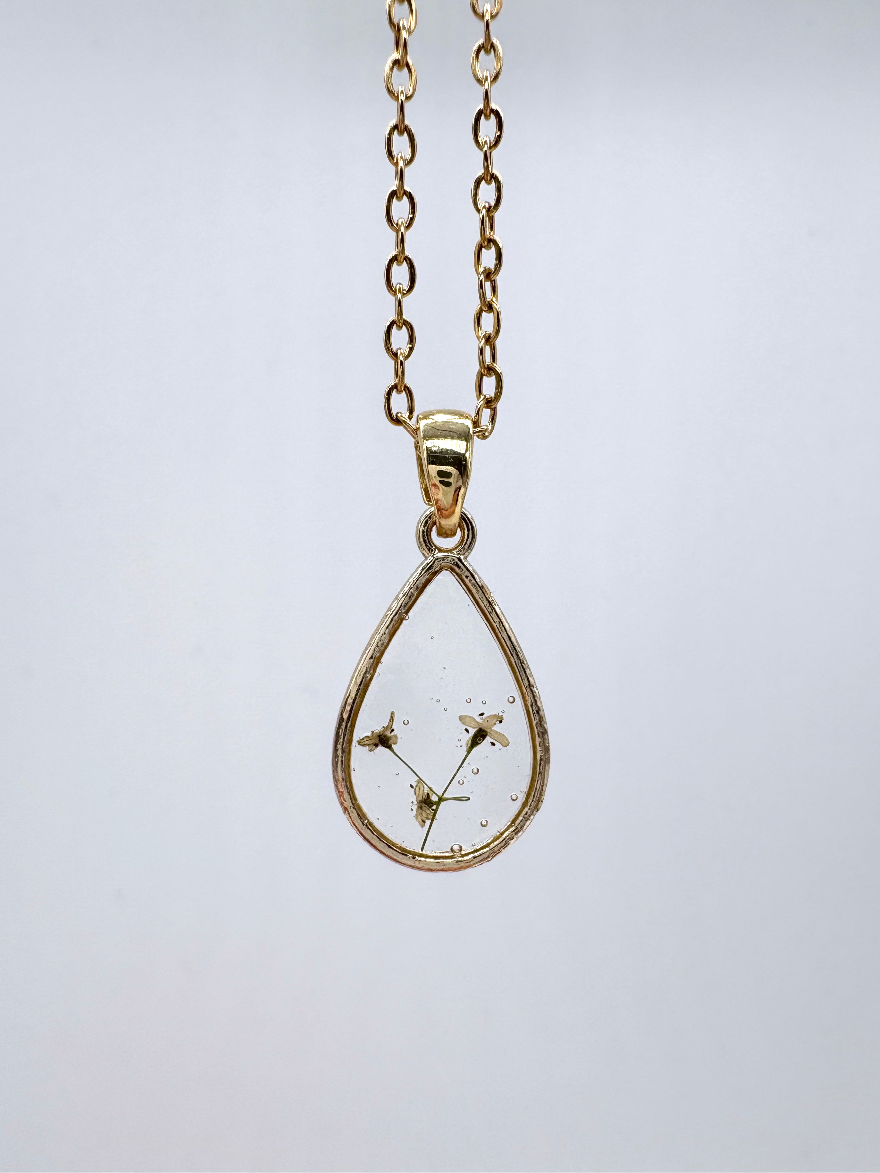 Goldkette mit Echtes Sumpflabkraut in Augenform, Detail, filigranes Design mit Blumenanhänger 
