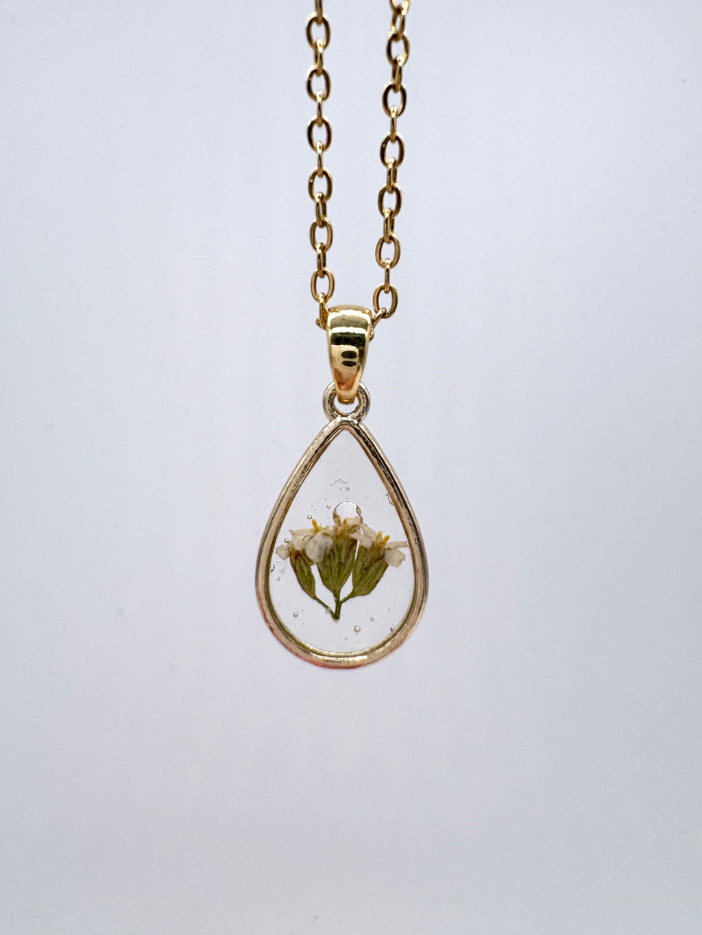 Goldkette mit Feinblättrige Schafgarbe in Augenform, Detail, filigranes Design mit Blumenanhänger 

