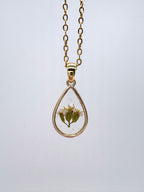 Goldkette mit Feinblättrige Schafgarbe in Augenform, Detail, filigranes Design mit Blumenanhänger 
