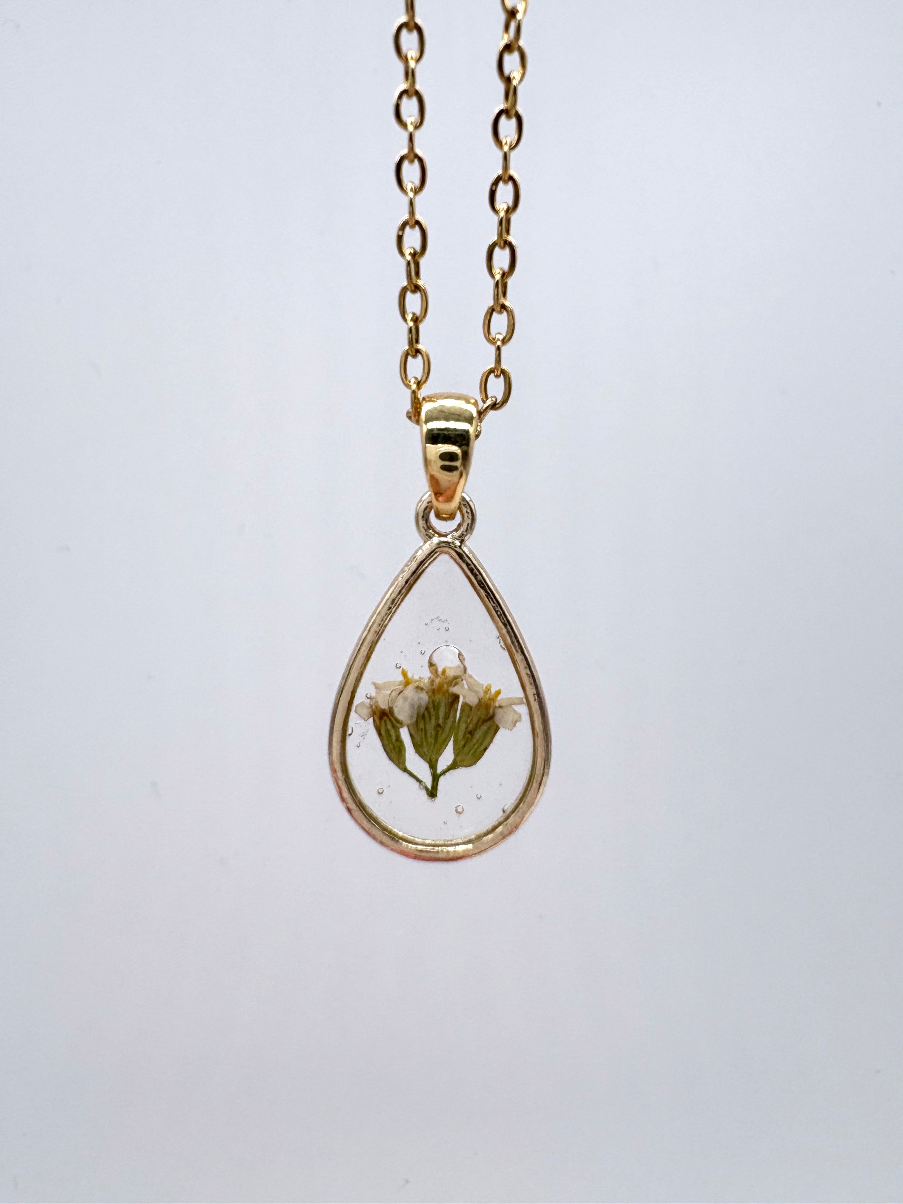Goldkette mit Feinblättrige Schafgarbe in Augenform, Detail, filigranes Design mit Blumenanhänger 
