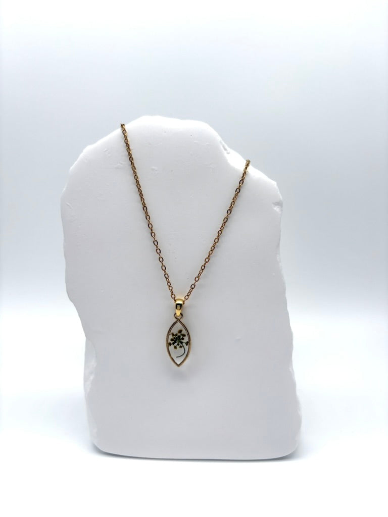 Goldkette mit Gemeiner Pastinak in Augenform, getragen, filigranes Design mit Blumenanhänger 
