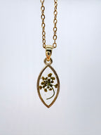 Goldkette mit Gemeiner Pastinak in Augenform, Detail, filigranes Design mit Blumenanhänger 
