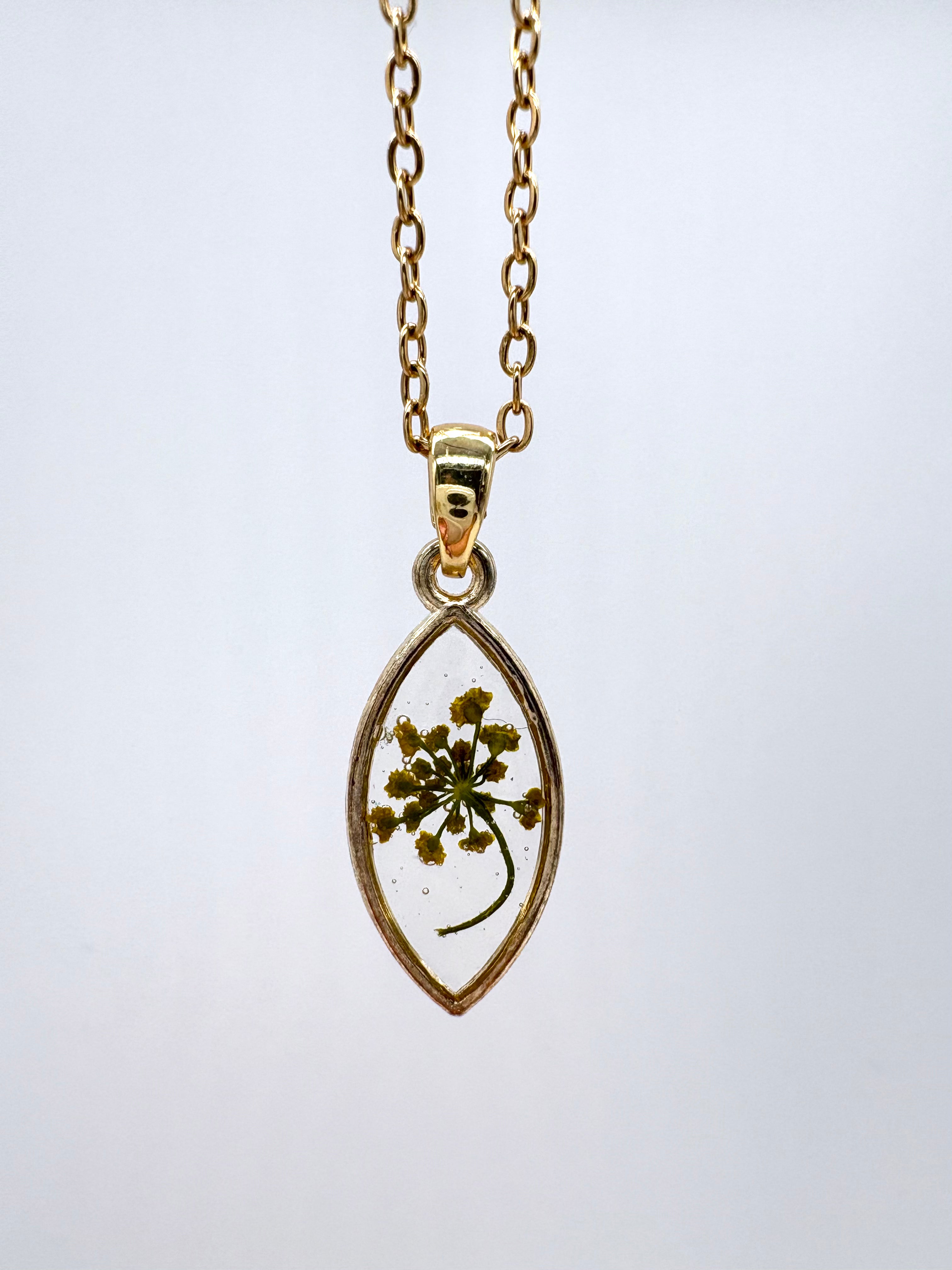 Goldkette mit Gemeiner Pastinak in Augenform, Detail, filigranes Design mit Blumenanhänger 
