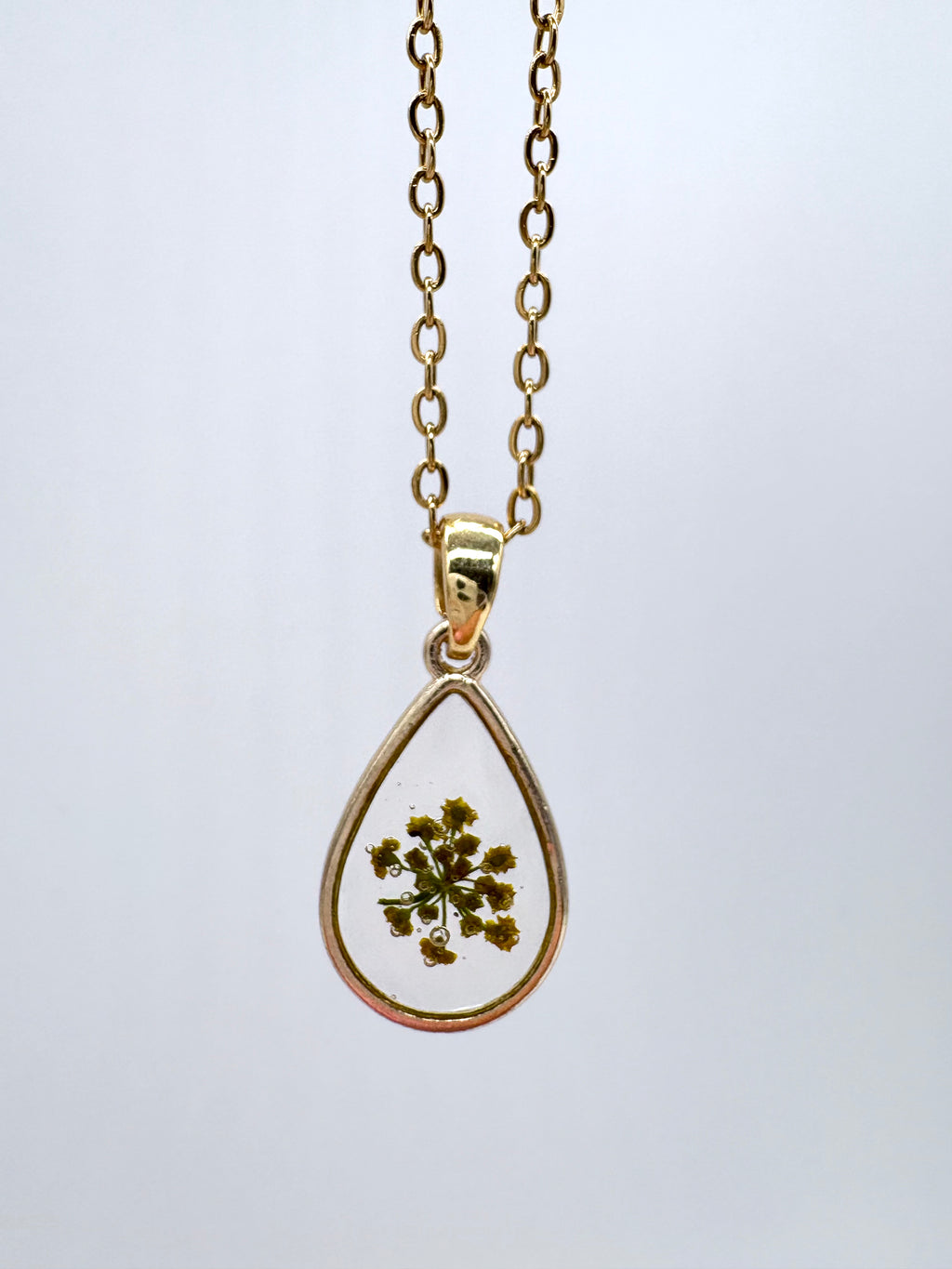 Goldkette mit Gemeiner Pastinak in Augenform, Detail, filigranes Design mit Blumenanhänger 
