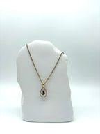 Goldkette mit Gemeine Schneebeere in Augenform, getragen, filigranes Design mit Blumenanhänger 

