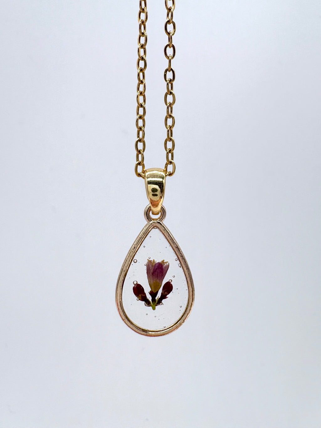 Goldkette mit Gemeine Schneebeere in Augenform, Detail, filigranes Design mit Blumenanhänger 
