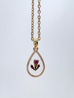 Goldkette mit Gemeine Schneebeere in Augenform, Detail, filigranes Design mit Blumenanhänger 
