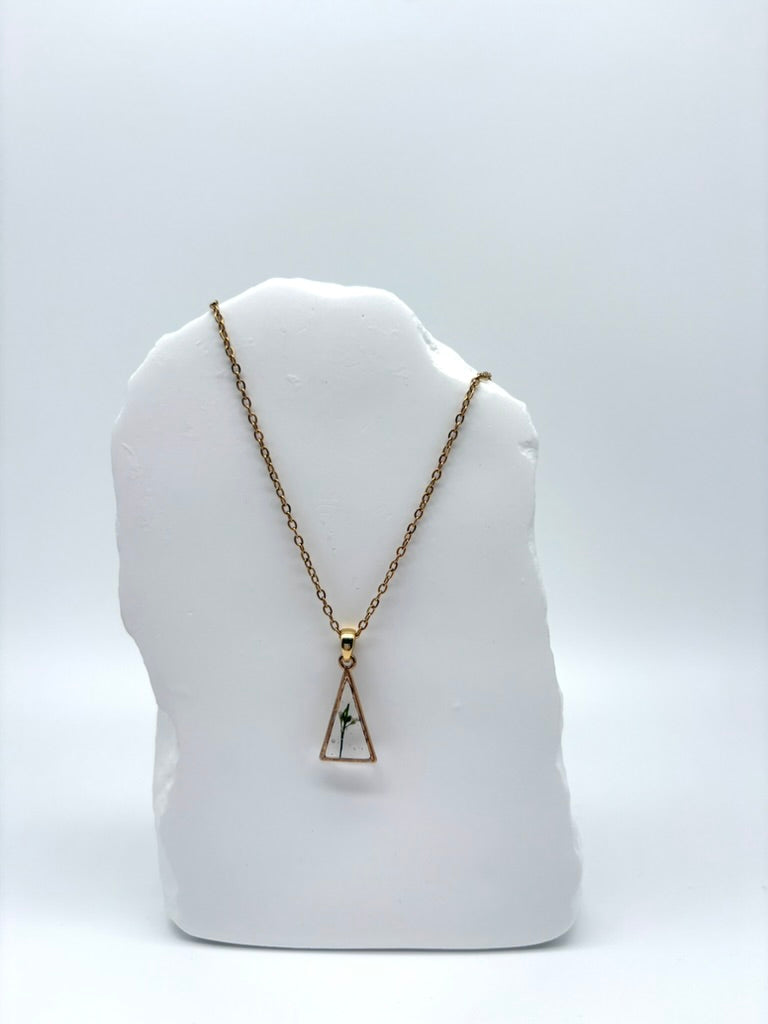 Goldkette mit Gewöhnlicher Vogelknöterich in Augenform, getragen, filigranes Design mit Blumenanhänger 
