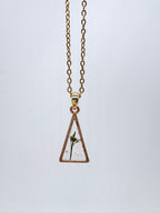 Goldkette mit Gewöhnlicher Vogelknöterich in Augenform, Detail, filigranes Design mit Blumenanhänger 
