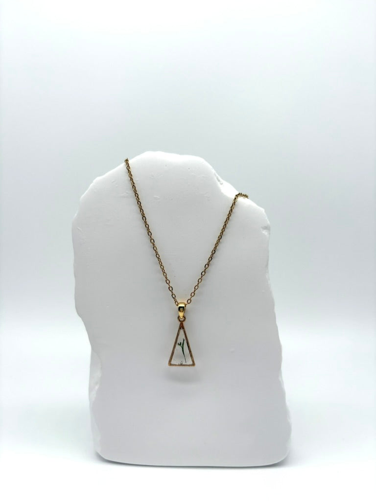 Goldkette mit Gewöhnlicher Vogelknöterich2 in Augenform, getragen, filigranes Design mit Blumenanhänger 
