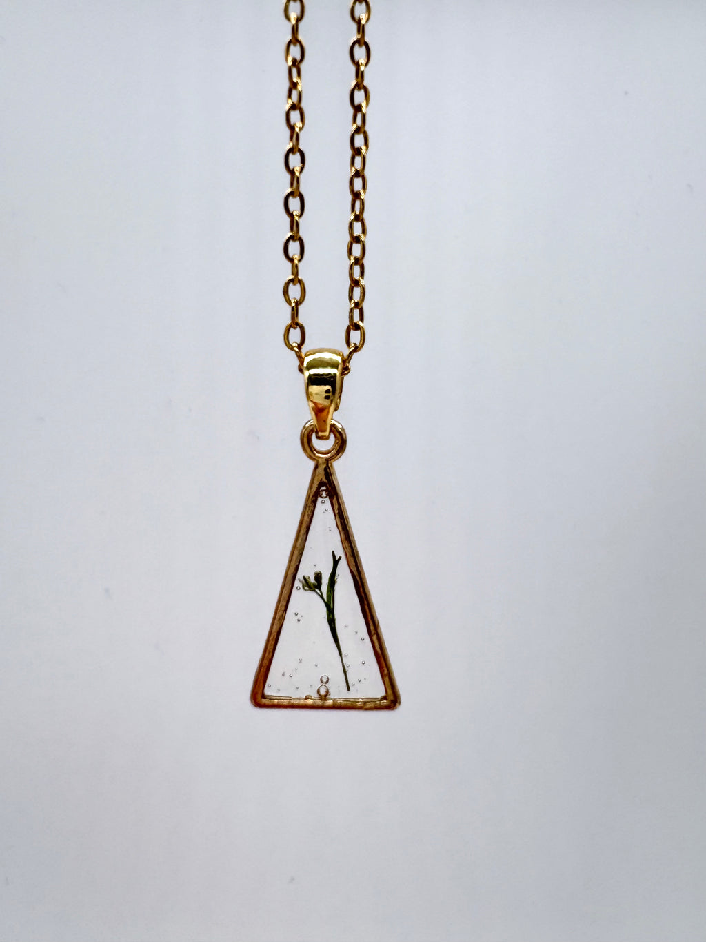 Goldkette mit Gewöhnlicher Vogelknöterich2 in Augenform, Detail, filigranes Design mit Blumenanhänger 
