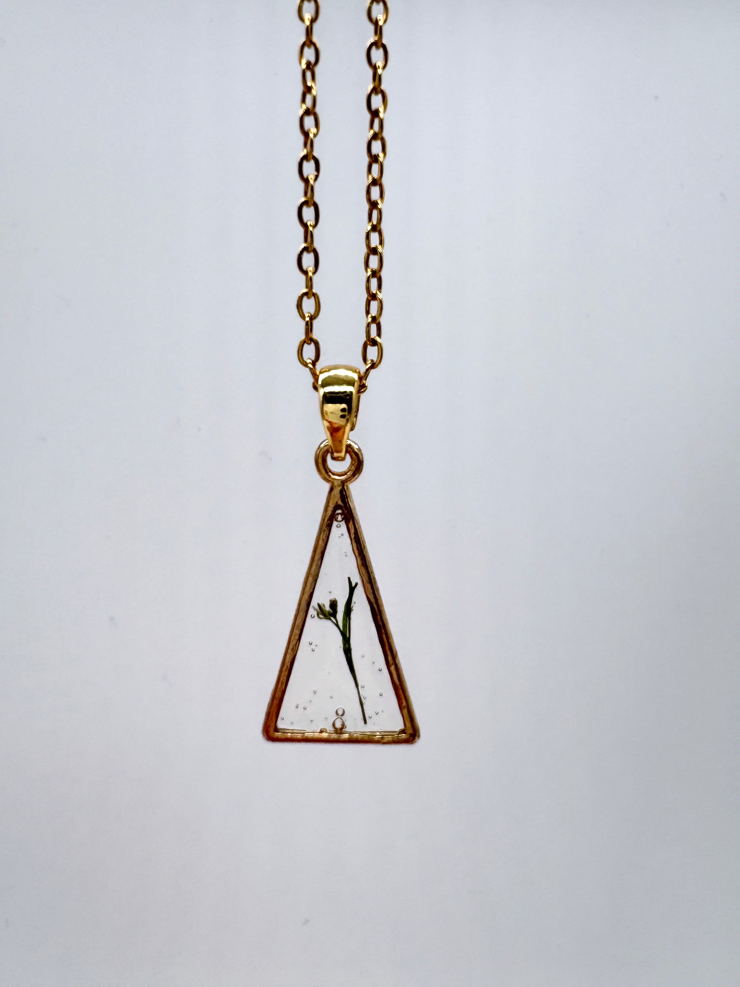 Goldkette mit Gewöhnlicher Vogelknöterich2 in Augenform, Detail, filigranes Design mit Blumenanhänger 

