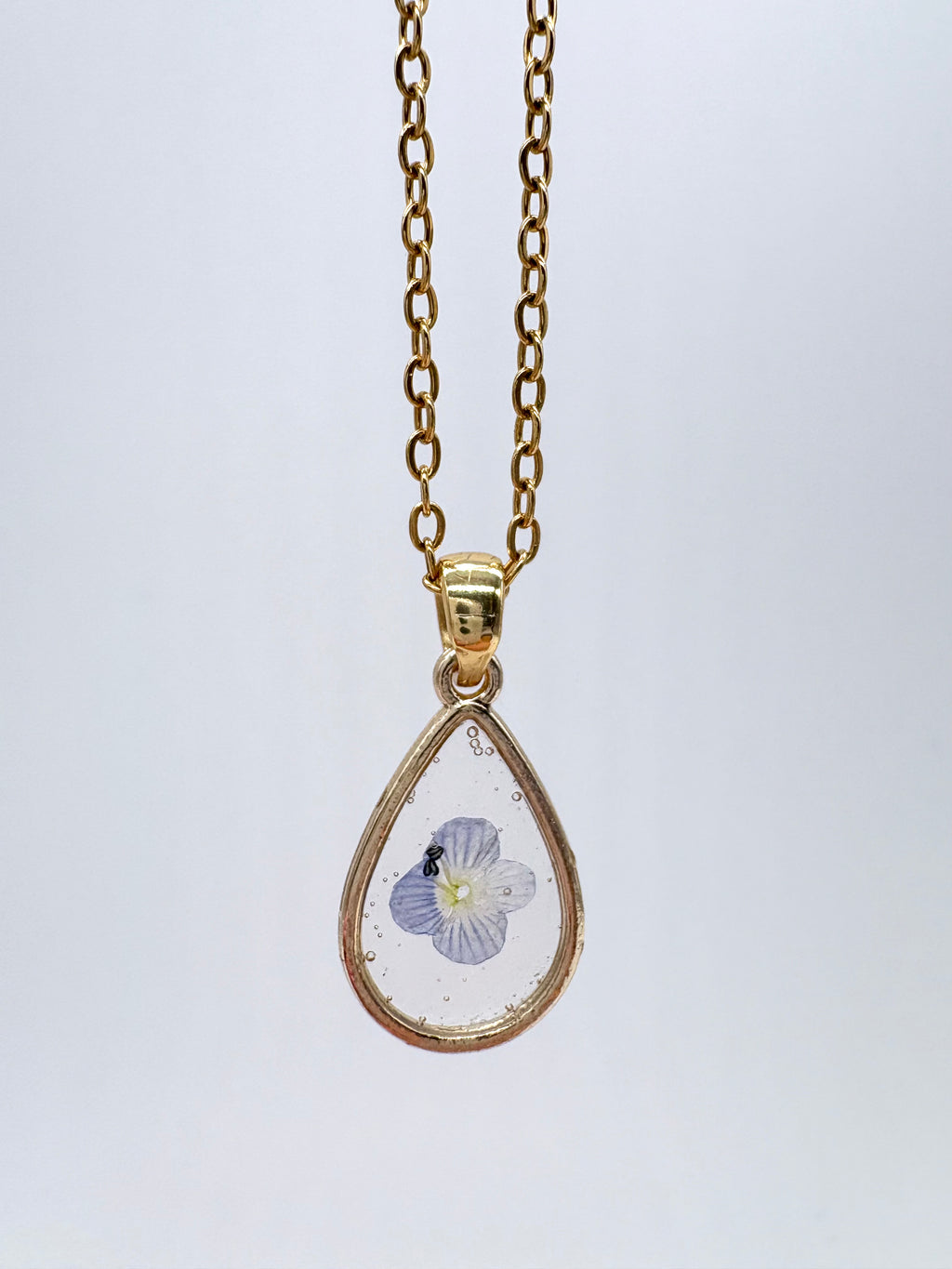 Goldkette mit Glanz-Ehrenpreis in Augenform, Detail, filigranes Design mit Blumenanhänger 
