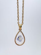 Goldkette mit Glanz-Ehrenpreis in Augenform, Detail, filigranes Design mit Blumenanhänger 
