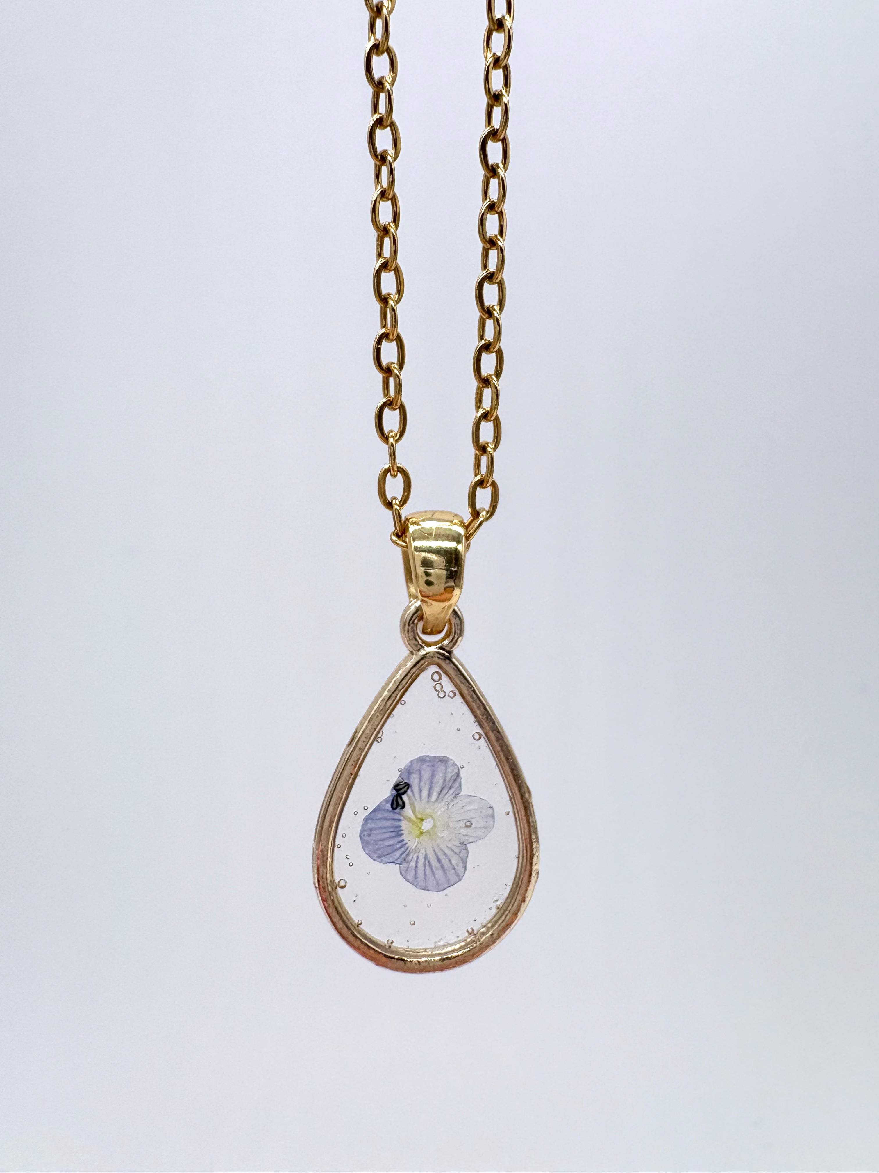 Goldkette mit Glanz-Ehrenpreis in Augenform, Detail, filigranes Design mit Blumenanhänger 
