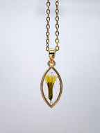 Goldkette mit Großer Knorpellattich in Augenform, Detail, filigranes Design mit Blumenanhänger 
