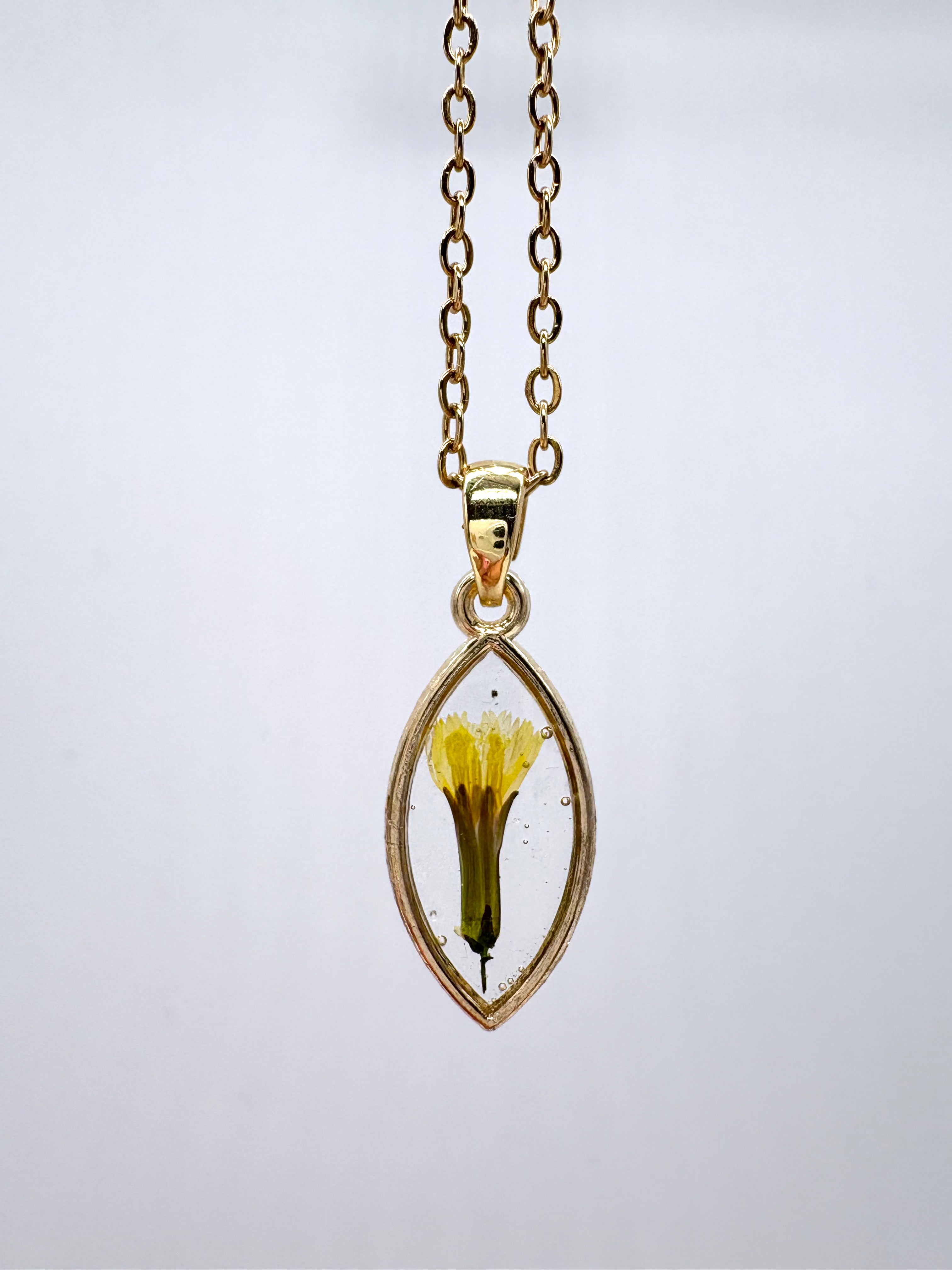 Goldkette mit Großer Knorpellattich in Augenform, Detail, filigranes Design mit Blumenanhänger 

