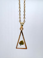 Goldkette mit Hopfenklee in Augenform, Detail, filigranes Design mit Blumenanhänger 
