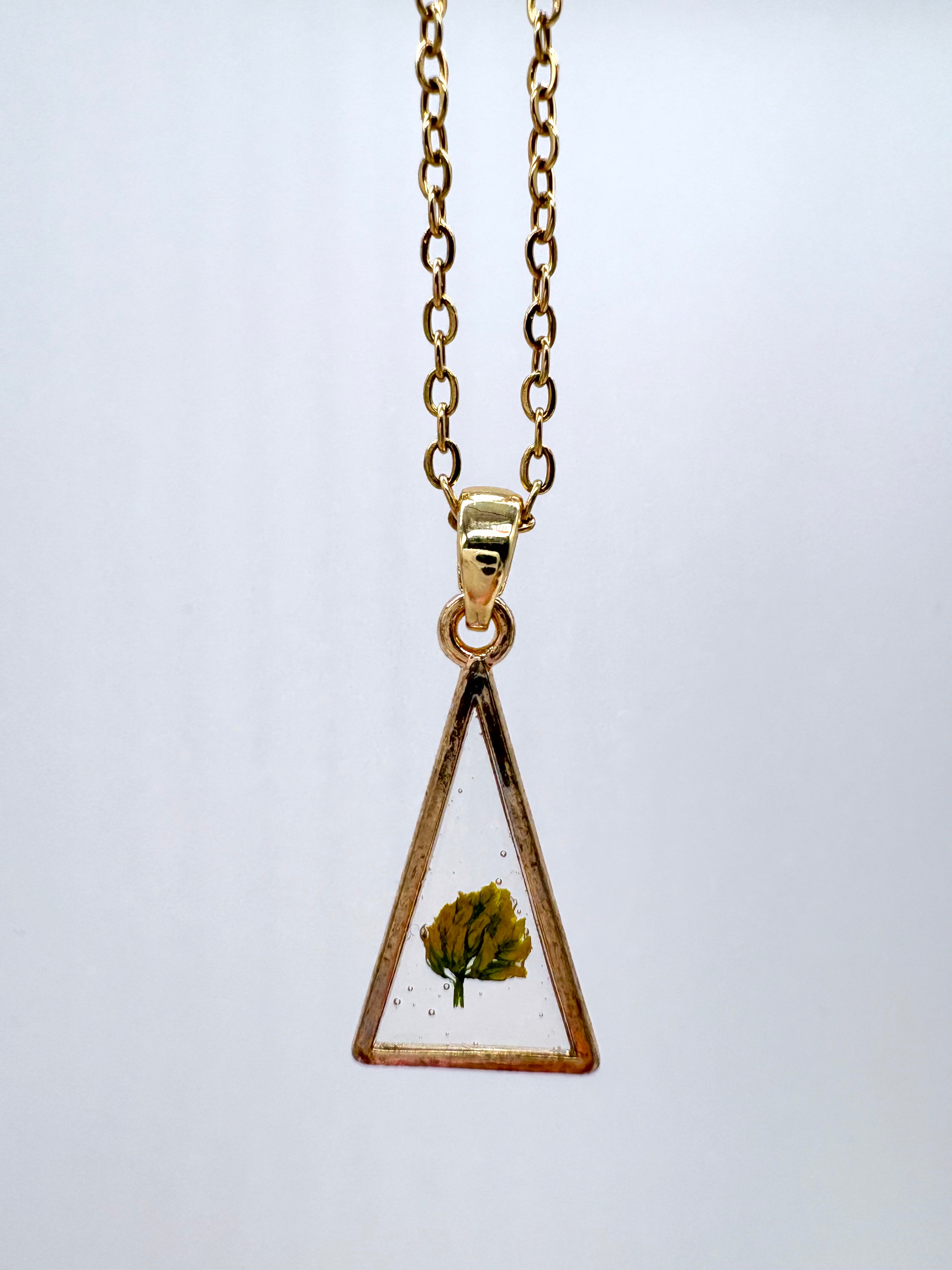 Goldkette mit Hopfenklee in Augenform, Detail, filigranes Design mit Blumenanhänger 
