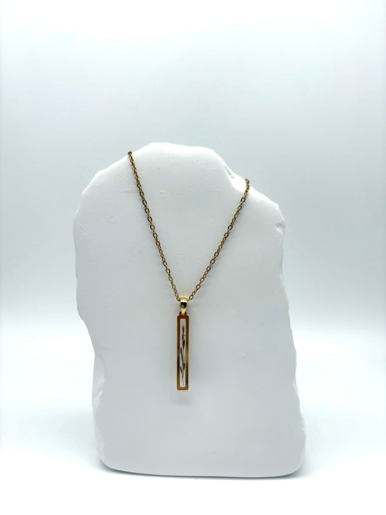 Goldkette mit Horstbildende Schmiele in Augenform, getragen, filigranes Design mit Blumenanhänger 
