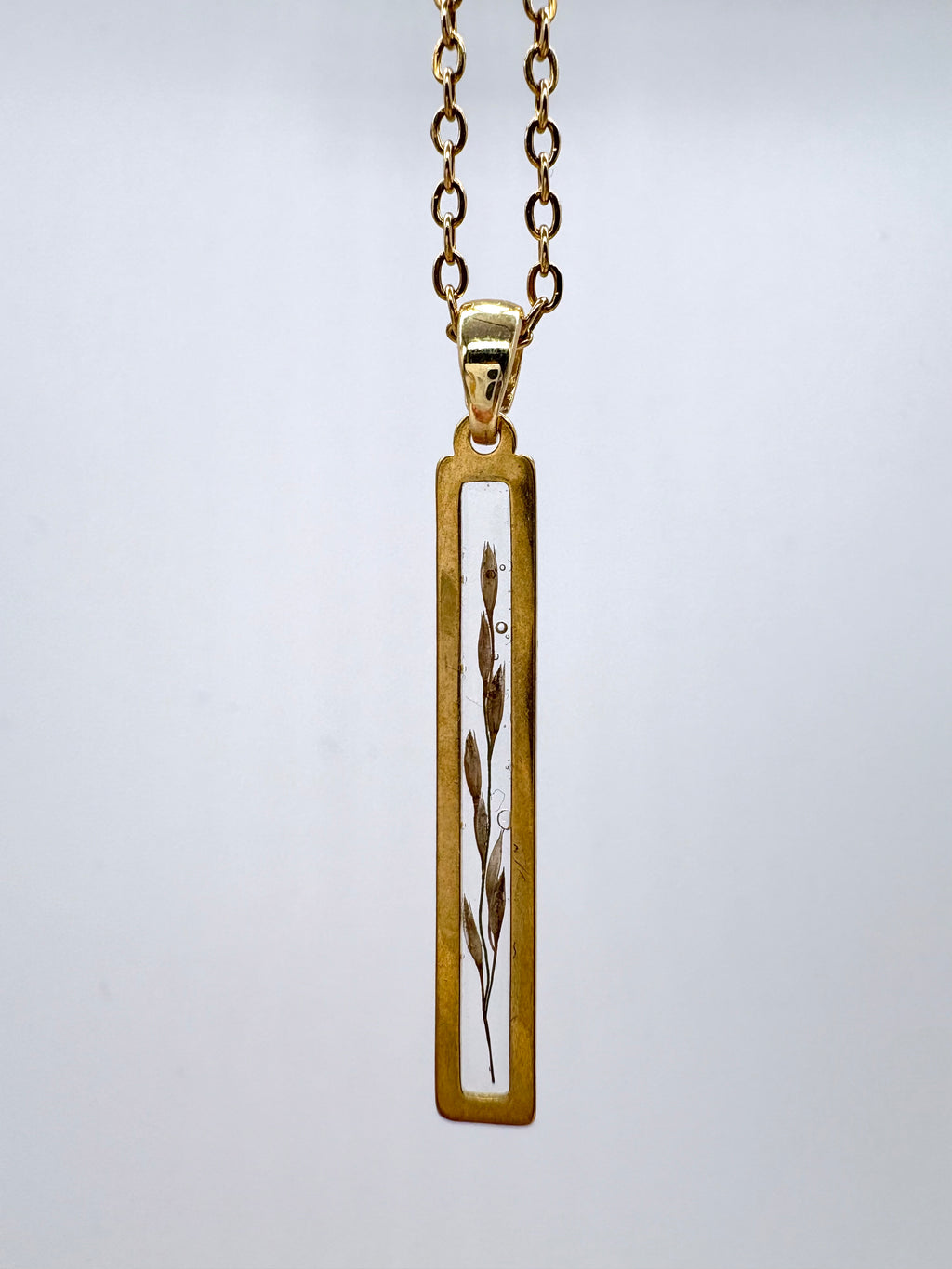 Goldkette mit Horstbildende Schmiele in Augenform, Detail, filigranes Design mit Blumenanhänger 
