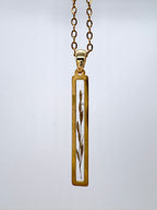Goldkette mit Horstbildende Schmiele in Augenform, Detail, filigranes Design mit Blumenanhänger 
