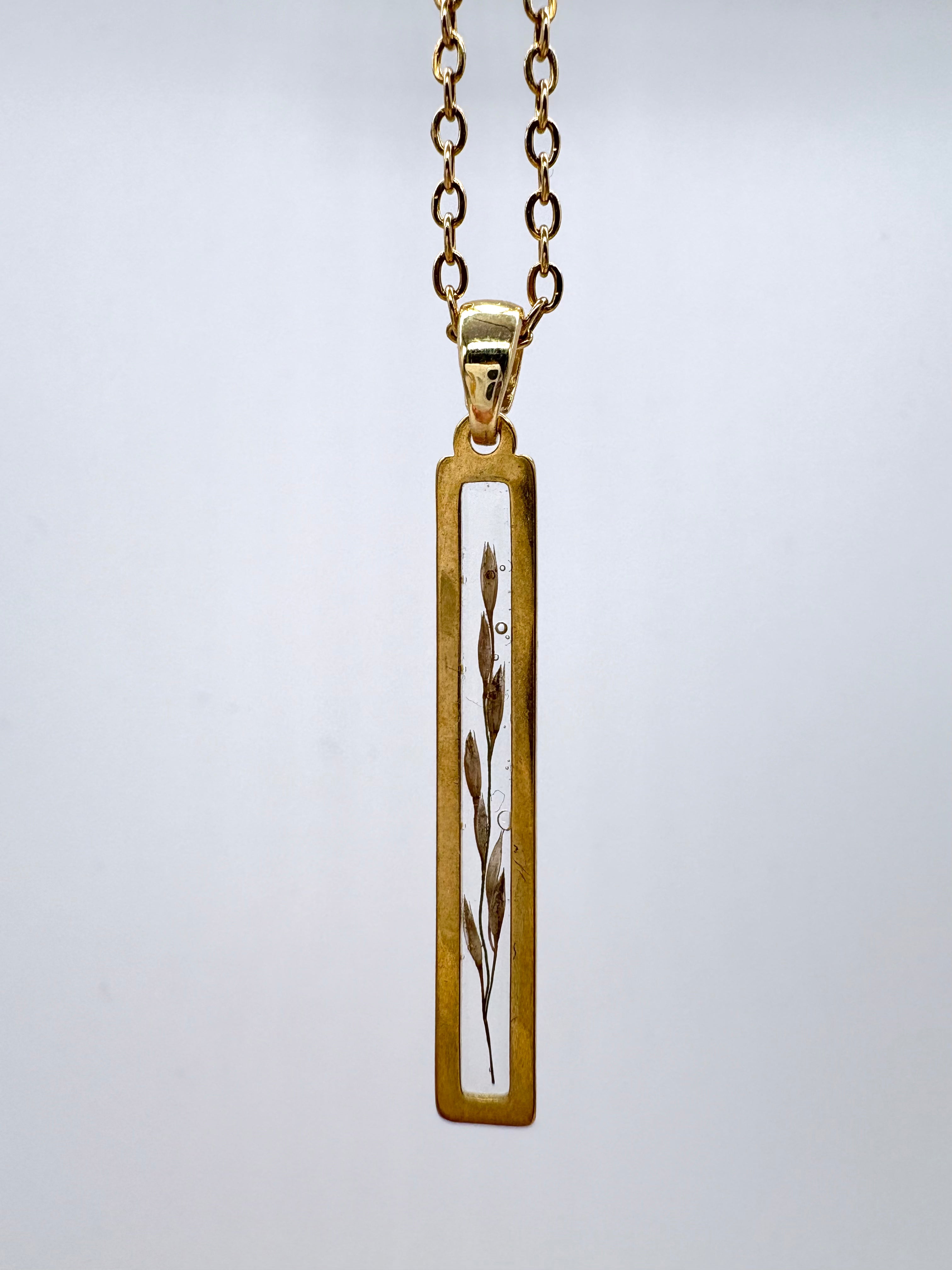 Goldkette mit Horstbildende Schmiele in Augenform, Detail, filigranes Design mit Blumenanhänger 
