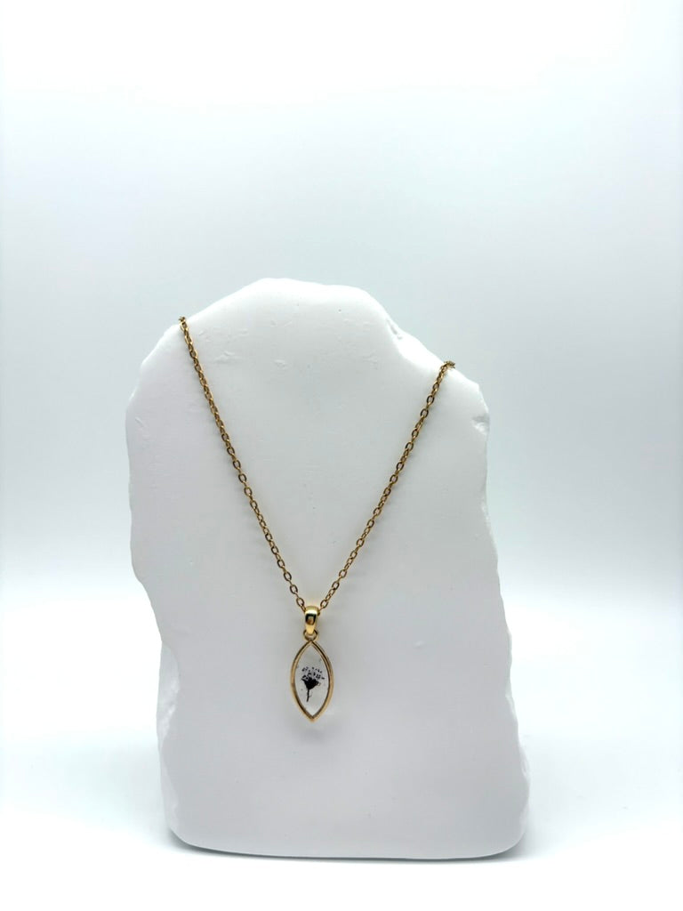 Goldkette mit Japanischer Spierstrauch in Augenform, getragen, filigranes Design mit Blumenanhänger 

