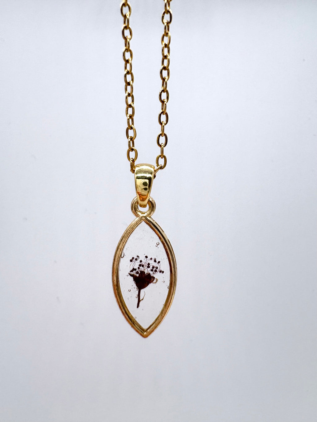 Goldkette mit Japanischer Spierstrauch in Augenform, Detail, filigranes Design mit Blumenanhänger 
